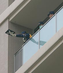 衆院議員宿舎を調べる捜査員ら=東京都港区赤坂で2008年1月9日午後0時25分、長谷川直亮撮影