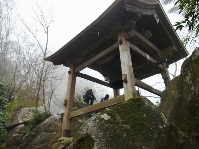 鐘楼堂に降りてくる