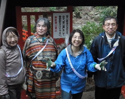 山門にて同行者