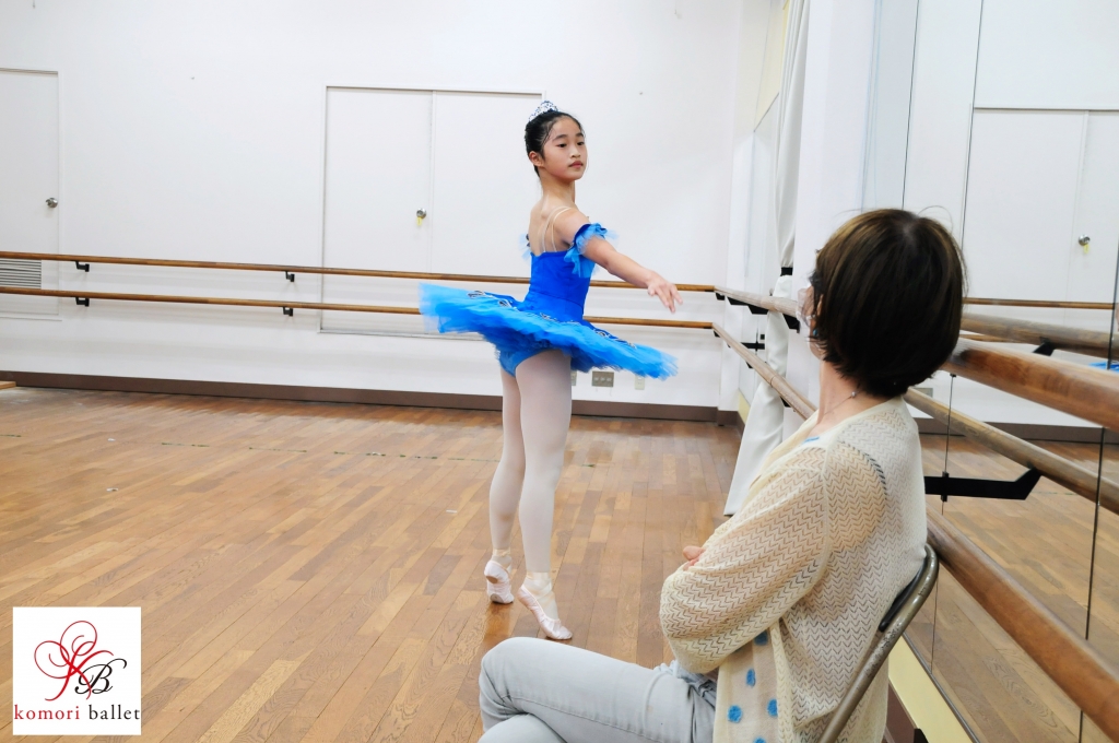 福岡市中央区舞鶴の古森バレエ教室でヴァリエーションを教えるスタジオ総監督の春日桃子と生徒の写真