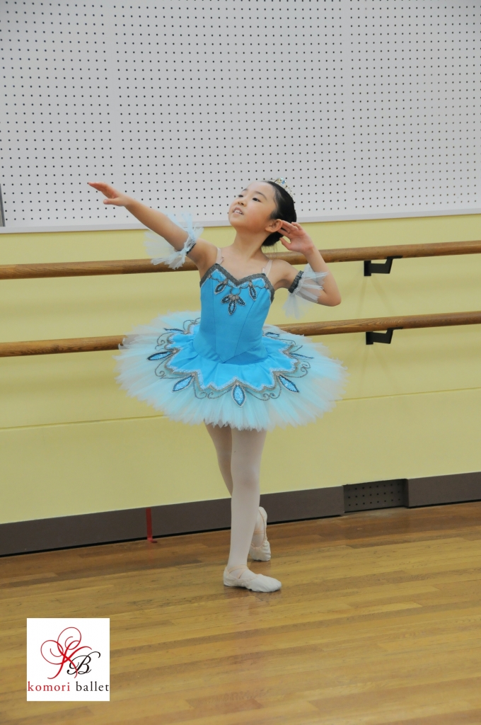 福岡赤坂近くの古森バレエでヴァリエーションを練習する小学生の画像