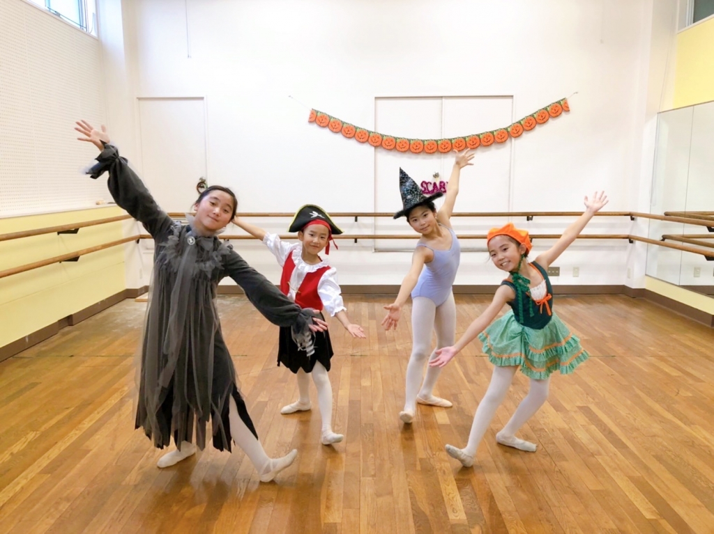 福岡市中央区大名近くの古森バレエ教室でハロウィン特別レッスンを受ける小学生たちの写真