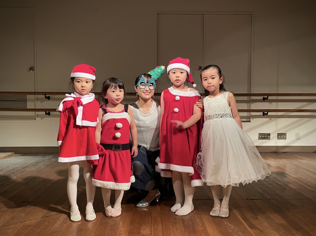 古森バレエスタジオ福岡教室のクリスマス特別レッスンで踊っている幼児科の子供たちの写真