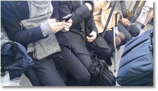 電車でスマホ