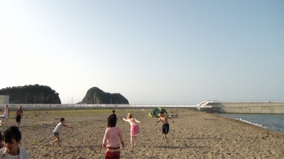 浜でフリスビー