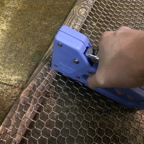 窓枠 タッカー
