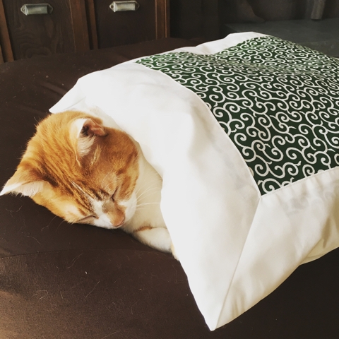 猫 布団 唐草
