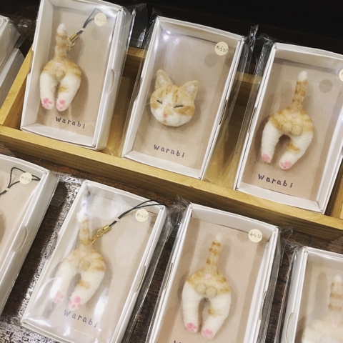 ねこケツブローチ
