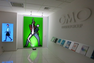 ジュリアン・オピー 展覧会 招待状（2014年） 2019_8C98?w=244&h=304&q=100