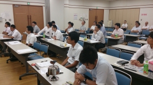 聞き入るメンバー