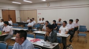 聞き入るゲスト