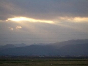 朝日が差し込む国仲平野