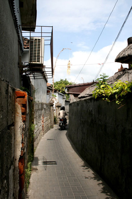 細い路地