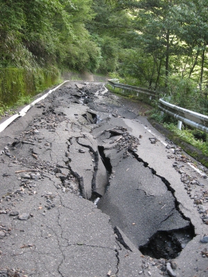 道に川ができました
