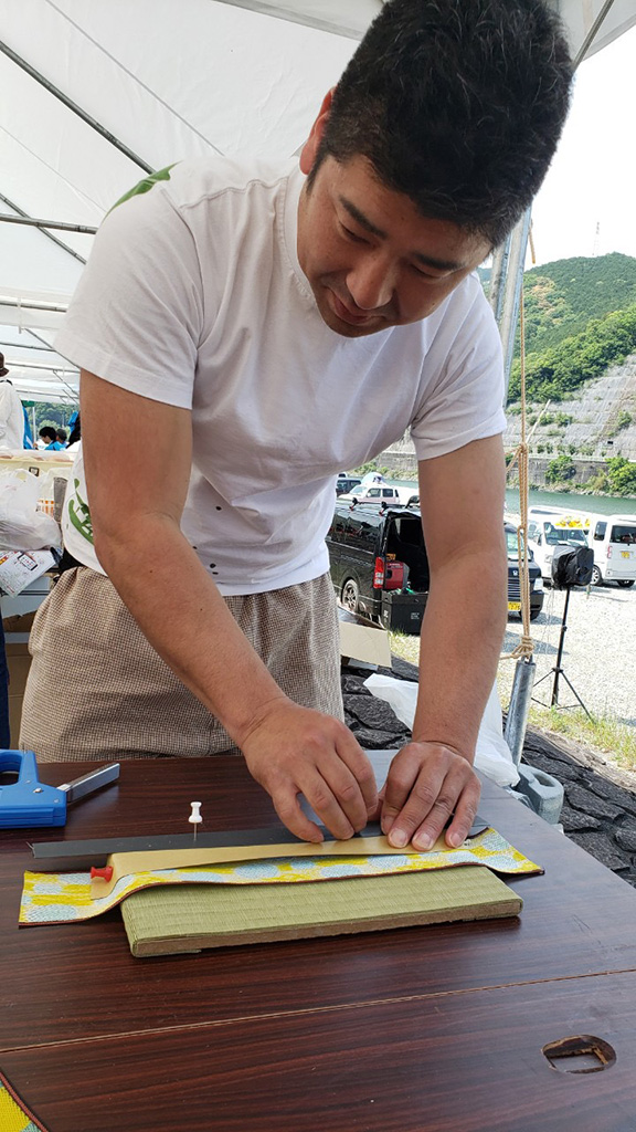 高知のドコモショップ CSR 地域 紙のこいのぼり祭り 仁淀川 仁淀ブルー いの町商工会、青年部