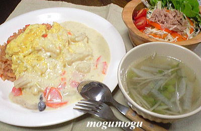 オムライスのクリームシチューがけ