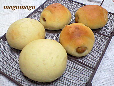 白パンとウインナーパン