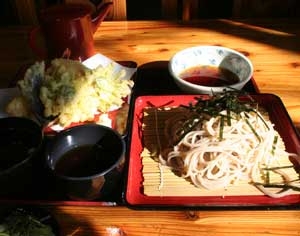 白河の関のそば