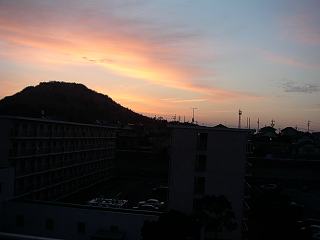 田原寮の夜明け