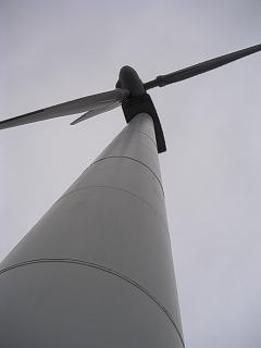 風力発電の風車の真下からの写真