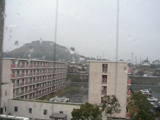 雨のガラス越しに見える寮