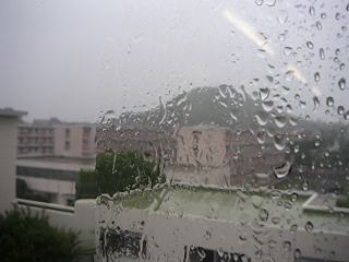 雨のガラス越しに見える笠山