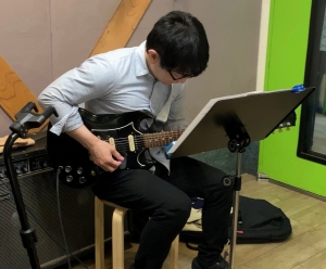 5年前に12弦ミニギターを買い、頼んでネコの絵を