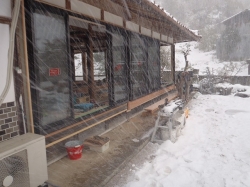 雪の中での作業