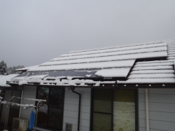 太陽光パネルと雪づり