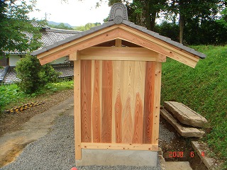 祠 屋根だけでも10万円以上かかってます