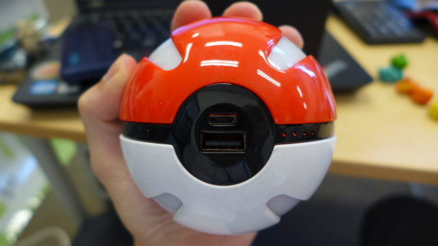 PokemonGO】モンスターボール型モバイルバッテリーを持ってポケモンを
