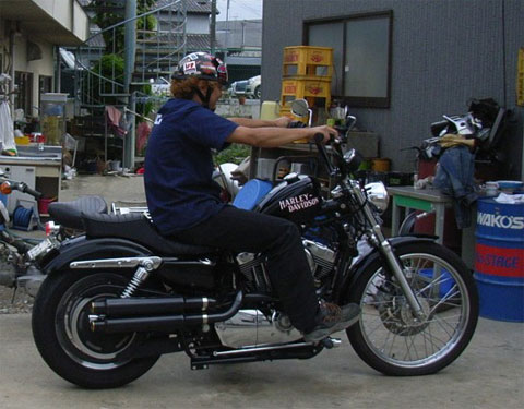 試運転でもバイクに跨る三浦さんは珍しいんですよ。格好良いですね。