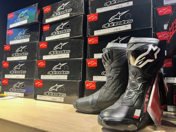 入荷速報】SUPERTECH R v2 × ProtoCore Leather Model入荷の 入荷速報】SUPERTECH R v2 × ProtoCore Leather Model入荷の