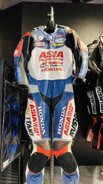 展示ツナギが変わりました！！！！！！：KUSHITANI横浜店 | KUSHITANI