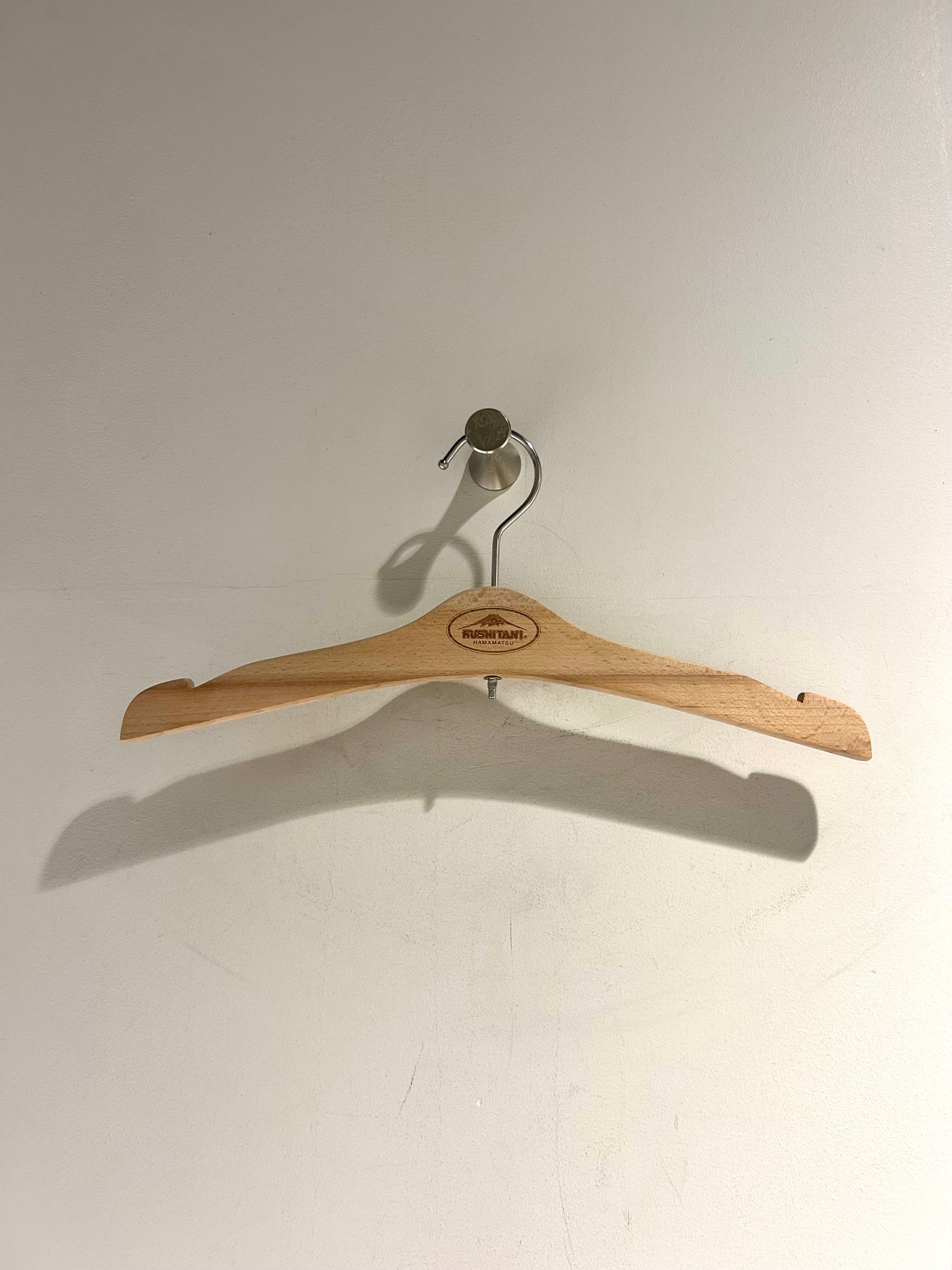 KUSHITANI木製ハンガーのご紹介：KUSHITANI 横浜店 | KUSHITANI
