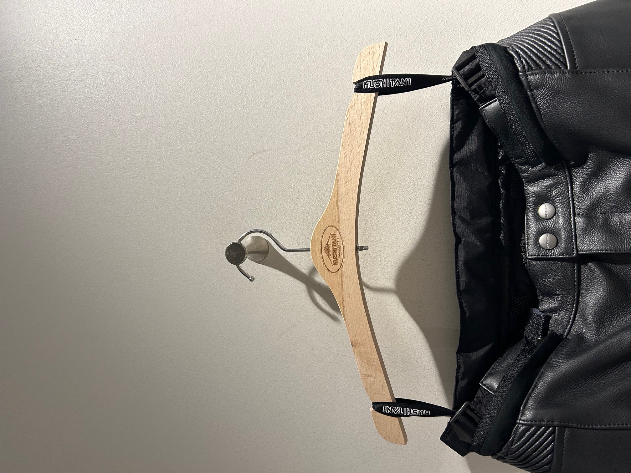 KUSHITANI木製ハンガーのご紹介：KUSHITANI 横浜店 | KUSHITANI