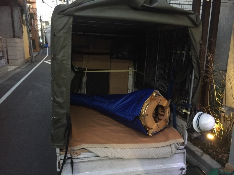 ハープを軽トラックに積み込む