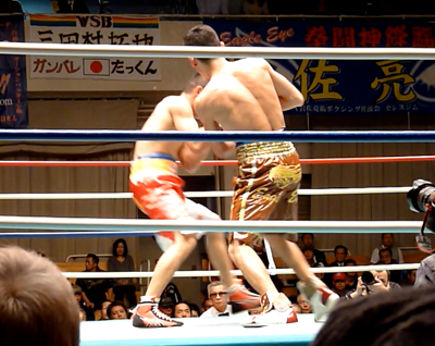 5R岩佐選手ショートアッパーでダウンさせる