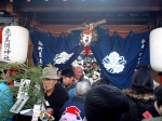 門の前