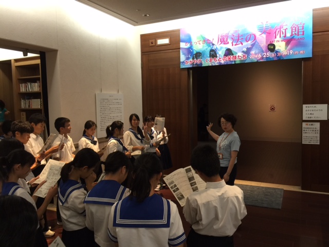 魔法の美術館展の説明を聞いています。