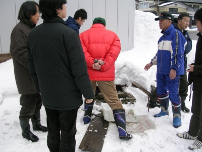雪の状況をみてまわる学生や教授