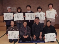 先生と一緒に修了証をもって