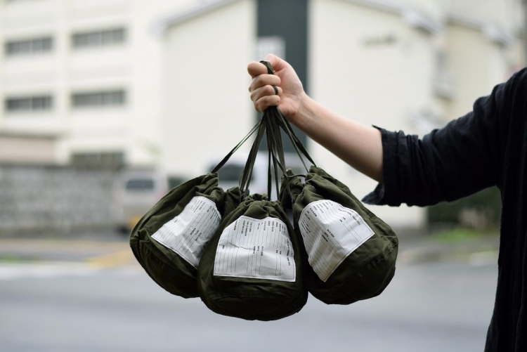 女性にも嬉しいサイズ。DEADSTOCK軍モノの巾着です | 1989 blog