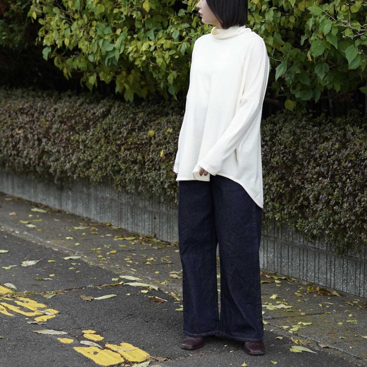 トップス cogthebigsmoke ANNA LOOSE HIGH-NECK TOP ボディーと袖の対象的なデザインがユニークなタートルネック。 | 1989