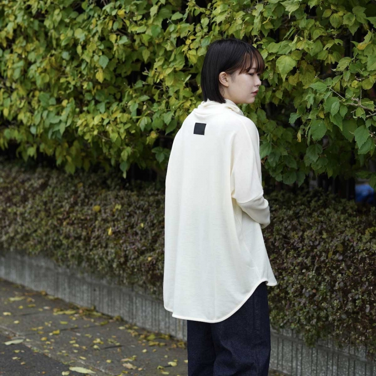 ボディーと袖の対象的なデザインがユニークなタートルネック。 | 1989