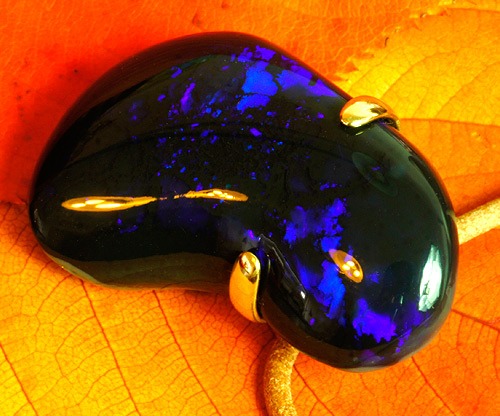 The lump of black opal 51ct