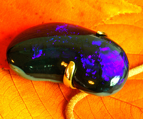 The lump of black opal 51ct