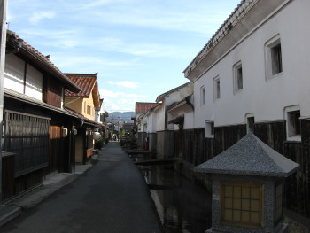 玉川沿いの白壁土蔵