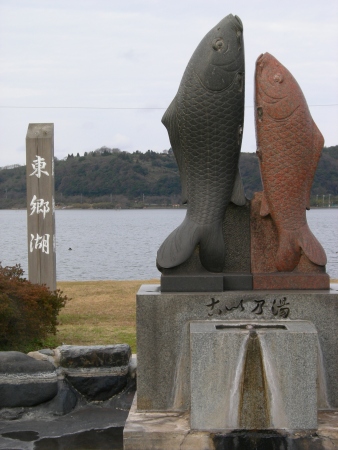 湖眺めて仲良く足湯♪