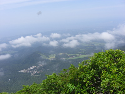 雲の下にキレイに下界が見えました